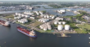 Petrokimya petrol endüstrisi, Hollanda 'nın Amsterdam limanındaki büyük bir sanayi limanında gaz ve petrol ürünleri ve taşımacılık gemileri için depolama alanı oluşturdu..