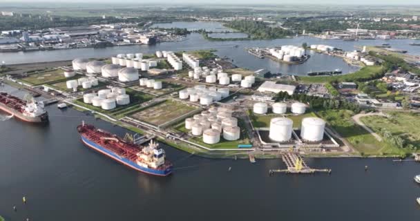 Silos Der Petrochemischen Ölindustrie Für Gas Und Ölprodukte Und Transportschiffe — Stockvideo