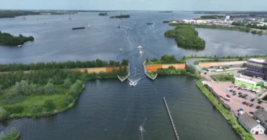 Hollanda 'daki su yolu gölü altyapısının altından geçmek için Harderwijk taşımacılık asfalt karayolu yakınlarındaki Aqueduct Veluwemeer.