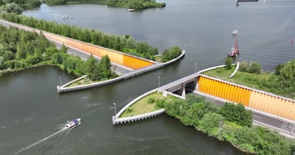 Aquaduct Veluwemeer Bij Harderwijk Transport Asfaltweg Voor Verkeersknooppunt Onder Een — Stockvideo