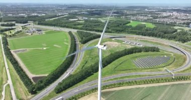 Rüzgar türbini sistemi kırsal kesimdeki bir rüzgar çiftliğinde sürdürülebilir enerji üretimi.