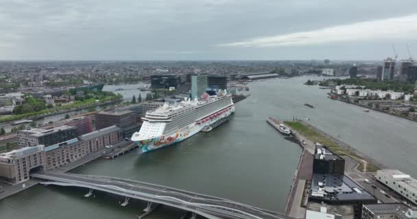 Amsterdam Mai 2022 Niederlande Norwegisches Ausflugsschiff Hafen Von Amsterdam Passagierterminal — Stockvideo