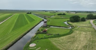 Yeşil doğa çim tarlalarında, nehirde güneşli bir havası olan, tarihi, tipik eski Alman yel değirmenleri..