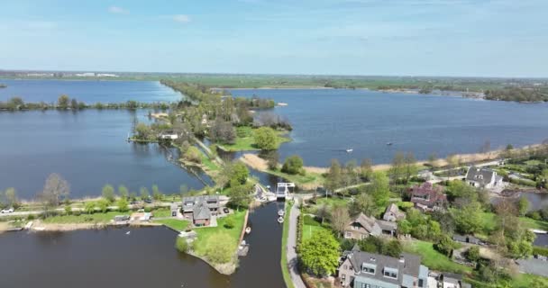 在阳光普照的日子里 自然湖景是典型的 荷兰的Reeuwijkse计划 春天里的乡村自然室外湖水与绿色自然 — 图库视频影像