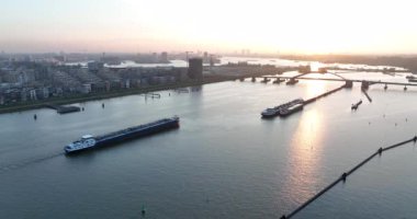 Amsterdam, 11 Mayıs 2022, Hollanda 'da. Ulaşım gemisi su yolu insansız hava aracı lojistik ve toplu mal ticaretini nehirdeki bir tekneyle görüyor..