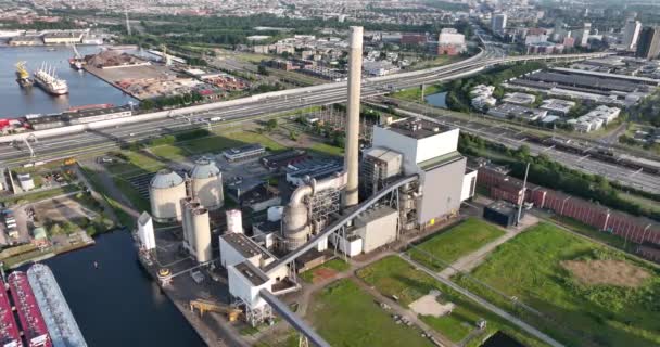位于美国西部阿姆斯特丹市的老发电厂通过煤炭发电的工厂现已改用天然气发电 — 图库视频影像