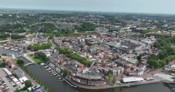 オランダ北部の都市都市を浄化オランダ 空中ドローンのオーバーヘッド概要 市内中心部夏の晴れた日 — ストック動画