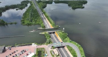 Hollanda 'daki su yolu gölü altyapısının altından geçmek için Harderwijk taşımacılık asfalt karayolu yakınlarındaki Aqueduct Veluwemeer.