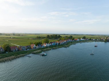 Amsterdam 'ın kuzeyinde eski ahşap evleri olan Durgerdam yerel lezbiyen köyü. Gün batımında liman kırsal hava manzarası.