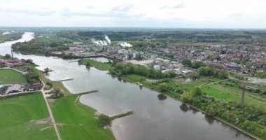 Renkum, 18 Nisan 2022, Hollanda 'da. Norske Skog Parenco kağıt fabrikası Şirin Kappa Geri Dönüşümü. Lowe Ren Nehri 'nde kağıt imalatı şirketi..