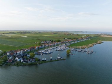 Amsterdam 'ın kuzeyinde eski ahşap evleri olan Durgerdam yerel lezbiyen köyü. Gün batımında liman kırsal hava manzarası.