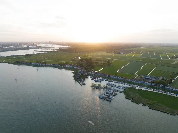 Amsterdam 'ın kuzeyinde eski ahşap evleri olan Durgerdam yerel lezbiyen köyü. Gün batımında liman kırsal hava manzarası.