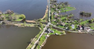 Güneşli bir günde tipik bir Hollanda doğası göl manzarası. Hollanda 'da Reeuwijkse plannen. Kırsal alan, doğal göl nehri ve baharda yeşil doğa..