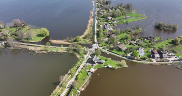 在阳光普照的日子里 自然湖景是典型的 荷兰的Reeuwijkse计划 春天里的乡村自然室外湖水与绿色自然 — 图库视频影像