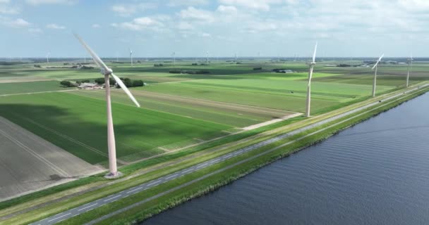 風力タービンシステムを介して風力エネルギーの生成 風力発電所を使用したグリーン持続可能な代替発電は 二酸化炭素排出量と温室効果ガス排出量を削減する オランダ — ストック動画