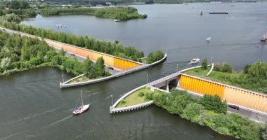 Hollanda 'daki su yolu gölü altyapısının altından geçmek için Harderwijk taşımacılık asfalt karayolu yakınlarındaki Aqueduct Veluwemeer.