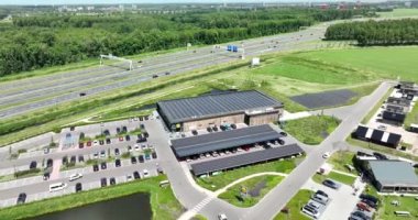 Almere Oosterwold, 11 Haziran 2022, Hollanda. Lidl enerji ve CO2 nötr süpermarket sürdürülebilir ve dairesel malzemelerle yapıldı. Sıfır ayak izi ve emisyon.