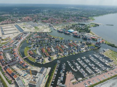 Hollanda 'nın Gelderland iline bağlı Harderwijk köyü. Yeni yerleşim alanının ve binaların hava aracı.