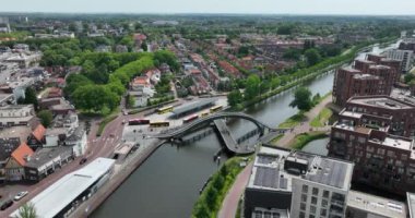 Purmerend, 18 Haziran 2022, Hollanda. Purmerend 'deki Melkwegbrug kemeri ve salıncak köprüsü Noordholsch Kanaal üzerinde. NEXT mimarları tarafından tasarlandı