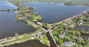 Güneşli bir günde tipik bir Hollanda doğası göl manzarası. Hollanda 'da Reeuwijkse plannen. Kırsal alan, doğal göl nehri ve baharda yeşil doğa..