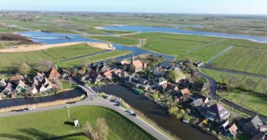 Hollanda 'nın Kuzey Hollanda eyaletinin Alkmaar ilçesine bağlı Driehuizen köyü. Polder L ve Eilandspolder yakınlarında. Zuid- en Noord-Schermer.