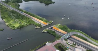 Hollanda 'daki su yolu gölü altyapısının altından geçmek için Harderwijk taşımacılık asfalt karayolu yakınlarındaki Aqueduct Veluwemeer.