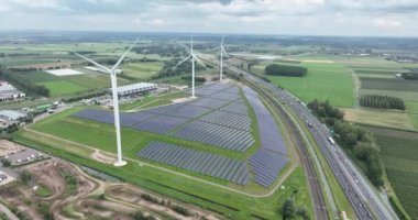 Güneş panelleri, yeşil temiz alternatif yenilenebilir enerji kaynağı sistemi. Ekolojik yenilikçi çevresel temiz enerji üretimi.