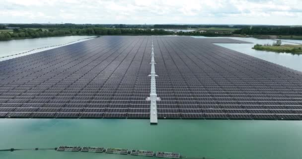 Clrean Sustainable Energy Generation Using Solar Panels Large Pond Netherlands — 图库视频影像