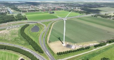 Rüzgar türbini sistemi kırsal kesimdeki bir rüzgar çiftliğinde sürdürülebilir enerji üretimi.