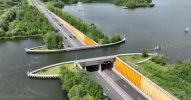 Hollanda 'daki su yolu gölü altyapısının altından geçmek için Harderwijk taşımacılık asfalt karayolu yakınlarındaki Aqueduct Veluwemeer.