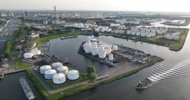 Amsterdam, 17 Haziran 2022, Hollanda 'da. Westelijk Havengebied 'deki Westhaven limanı. Petrokimyasal silolar ve enerji depolama endüstrisi Lj ve Kuzey Denizi Kanalı boyunca