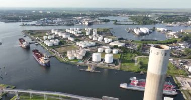Petrokimya petrol endüstrisi, Hollanda 'nın Amsterdam limanındaki büyük bir sanayi limanında gaz ve petrol ürünleri ve taşımacılık gemileri için depolama alanı oluşturdu..