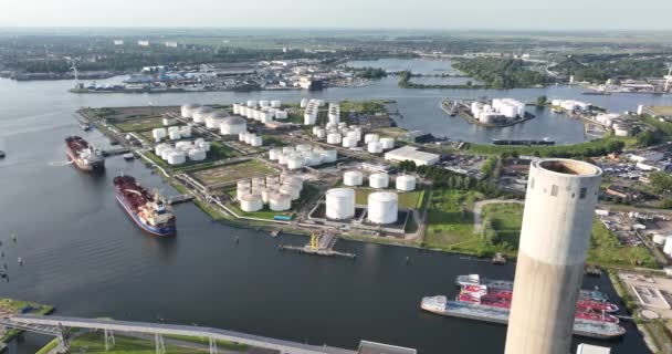 Lagring Gas Och Oljeprodukter Samt Transportfartyg Stor Industrihamn Amsterdams Hamn — Stockvideo