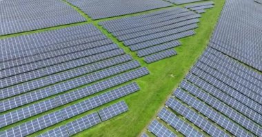 Güneş panelleri, yeşil temiz alternatif yenilenebilir enerji kaynağı sistemi. Ekolojik yenilikçi çevresel temiz enerji üretimi.