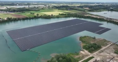 Hollanda, Druten 'de büyük bir gölet üzerinde güneş panelleri kullanan klon sürdürülebilir enerji üretimi. Enerji geçişi