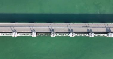 Delta Works, Hollanda 'daki bir su taşkını savunma sistemidir, özellikle Zeeland eyaletleri denizinden korunmak için kullanılır. Oosterschelde engeli.