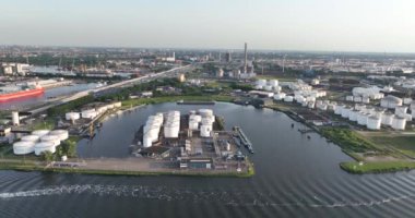 Amsterdam, 17 Haziran 2022, Hollanda 'da. Westelijk Havengebied 'deki Westhaven limanı. Petrokimyasal silolar ve enerji depolama endüstrisi Lj ve Kuzey Denizi Kanalı boyunca
