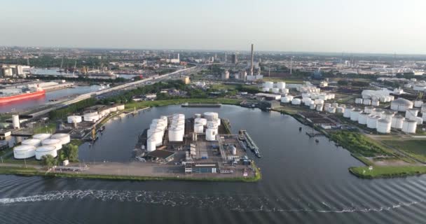 2022年6月17日于阿姆斯特丹 Westelijk Haretaliation Bied的Westhaven港口 Ij和北海运河沿岸的石化筒仓和能源储存业 — 图库视频影像