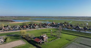 Hollanda 'nın Kuzey Hollanda eyaletinin Alkmaar ilçesine bağlı Driehuizen köyü. Polder L ve Eilandspolder yakınlarında. Zuid- en Noord-Schermer.