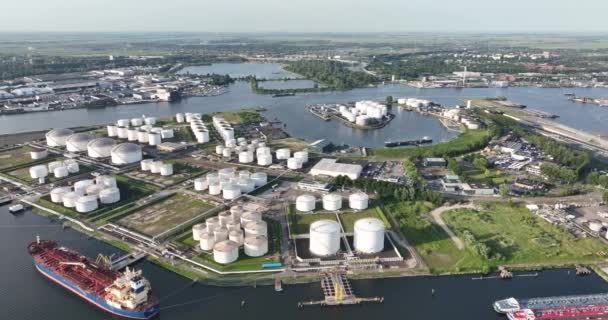 Lagring Gas Och Oljeprodukter Samt Transportfartyg Stor Industrihamn Amsterdams Hamn — Stockvideo