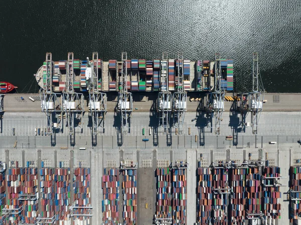 Liman Limanındaki Konteyner Nakliye Terminali Büyük Bir Gemiden Mal Ihraç — Stok fotoğraf
