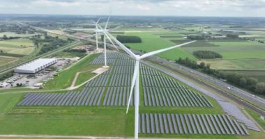 Güneş panelleri, yeşil temiz alternatif yenilenebilir enerji kaynağı sistemi. Ekolojik yenilikçi çevresel temiz enerji üretimi.