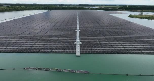 Clrean Sustainable Energy Generation Using Solar Panels Large Pond Netherlands — 图库视频影像