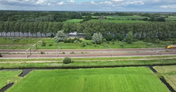 Dutch Train Green Open Grassland Landscape Green Alternative Sustainable Transportation — ストック動画