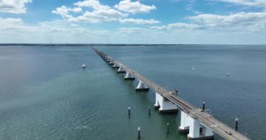 Zeelandbridge hava aracı görüntüsünde sonsuzluk köprüsü. Delta 'nın bir kısmı çalışıyor. Hollanda altyapısı Holland Zeeland. Ulaşım teslimat lojistik yolu. Genel Görünüm.
