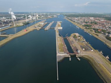The IJmuiden locks form the connection between the North Sea Canal and the North Sea at IJmuiden .