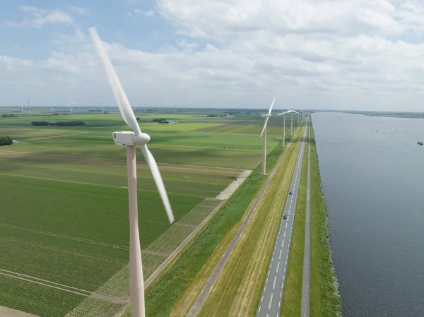 农村风力发电场风力涡轮机系统可持续发电 — 图库照片