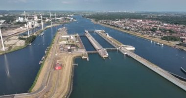 The IJmuiden locks form the connection between the North Sea Canal and the North Sea at IJmuiden .