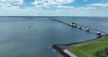 Zeelandbridge hava aracı görüntüsünde sonsuzluk köprüsü. Delta 'nın bir kısmı çalışıyor. Hollanda altyapısı Holland Zeeland. Ulaşım teslimat lojistik yolu. Genel Görünüm.