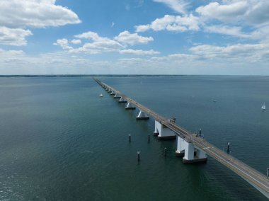 Zeelandbridge hava aracı görüntüsünde sonsuzluk köprüsü. Delta 'nın bir kısmı çalışıyor. Hollanda altyapısı Holland Zeeland. Ulaşım teslimat lojistik yolu. Genel Görünüm.